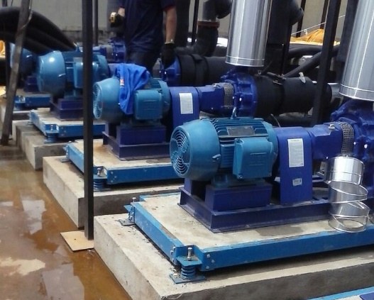 Conjunto de bombas HVAC instaladas sobre amortecedores de mola